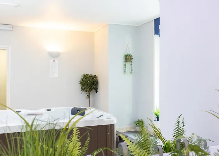 The House - Pool & Lägenhet *